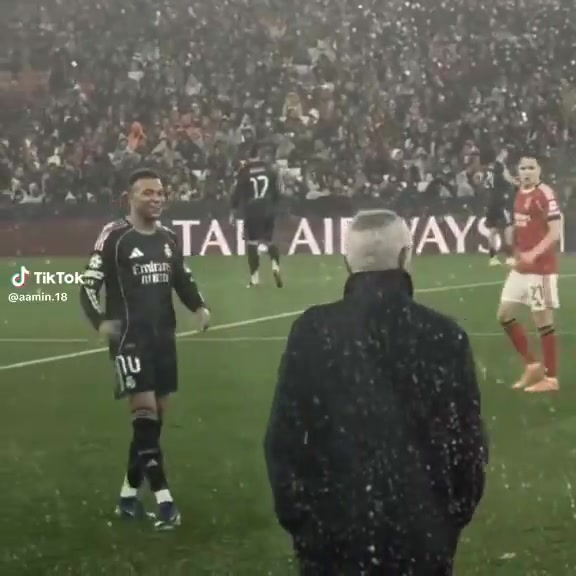 穆帅这是和姆巴佩说了什么？让姆总笑着摆手