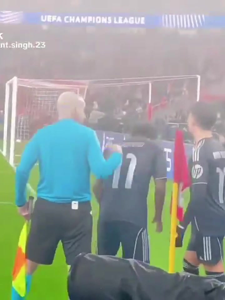 罗德里戈走过来告诉居莱尔被换下了，居莱尔一脸震惊