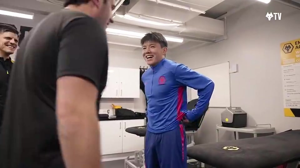 官方视角：徐彬加盟后与黄喜灿握手，与女友一同参观球场更衣室~