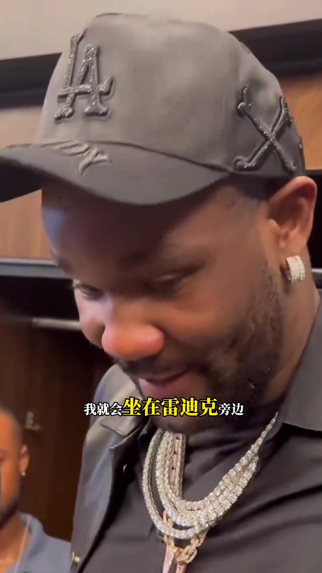 艾顿：如果接球的不是老詹，我那记空接传球就直接扔出界外了