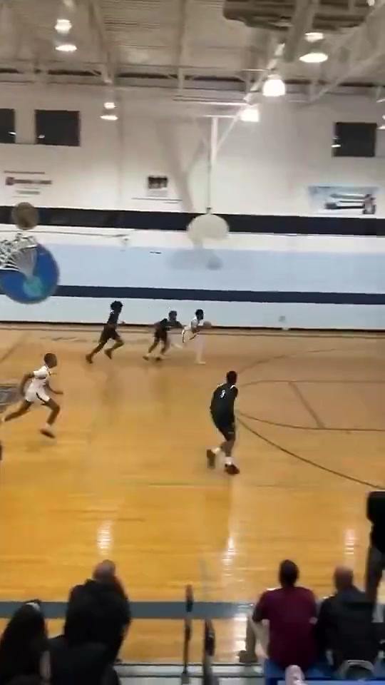 抢断一条龙+大风车隔扣！这球换我得吹一辈子！