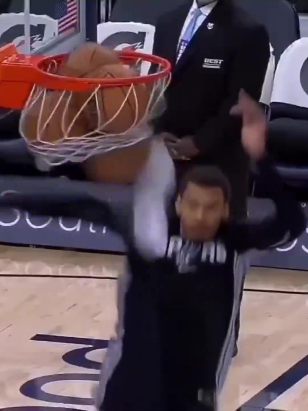 脚踢篮筐？文班亚马还在人类范畴内嘛