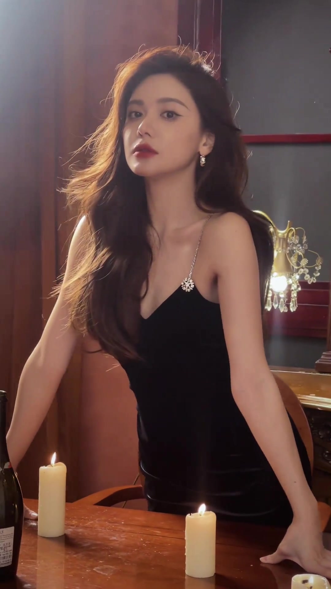 美娜一身黑色长裙 “美艳动人”，这谁扛得住啊