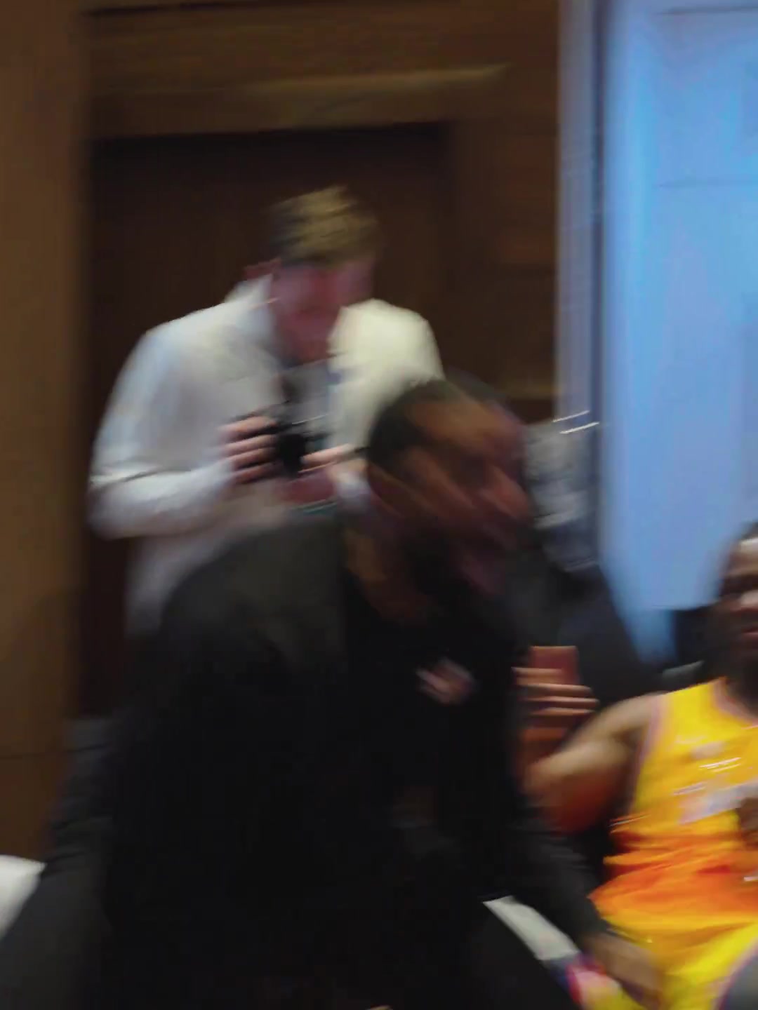 这么嗨皮的吗？黄蜂主帅查尔斯·李和三球激情庆祝赢球