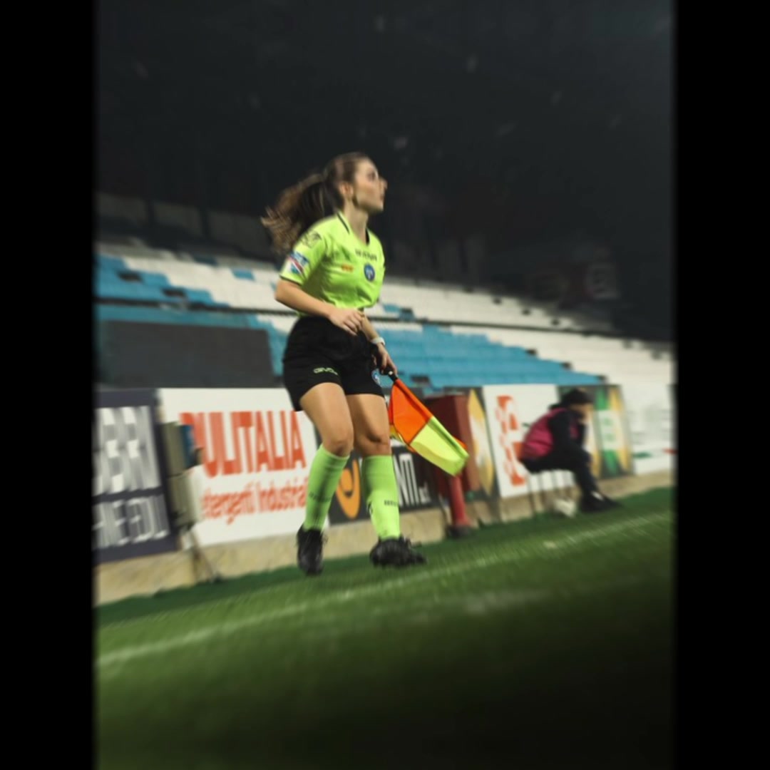 外网爆红的意大利丁级女助理裁判身材姣好，该看丁级比赛啦