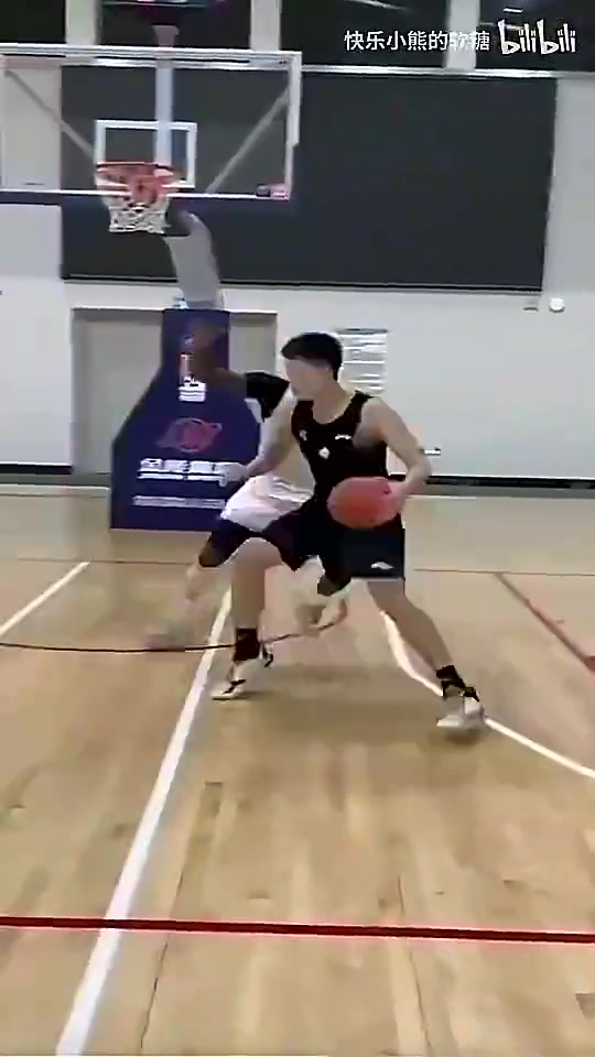 哥们被交易离队了！17岁杨瀚森曾在单挑中打爆外援队友里斯~