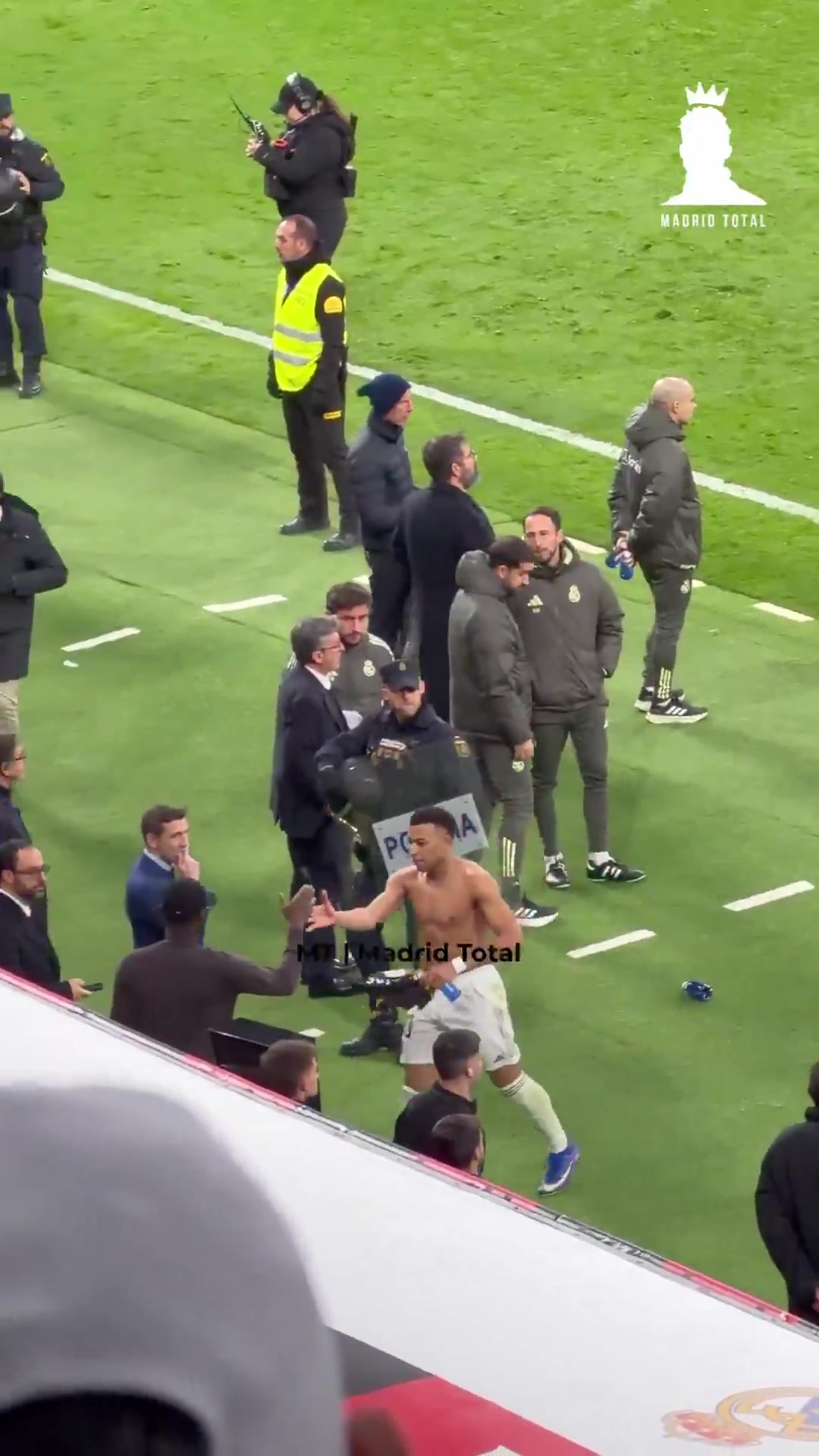 实拍：姆巴佩赛后非常沮丧地离开了赛场，独自走回球员通道