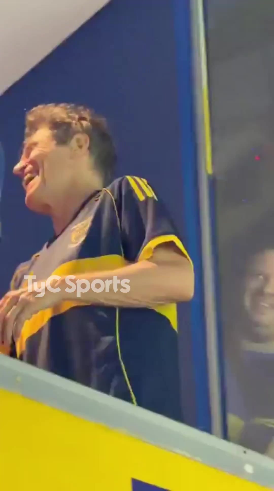 绿魔也是博卡球迷！在糖果盒球场与博卡青年的球迷们一起开怀大笑