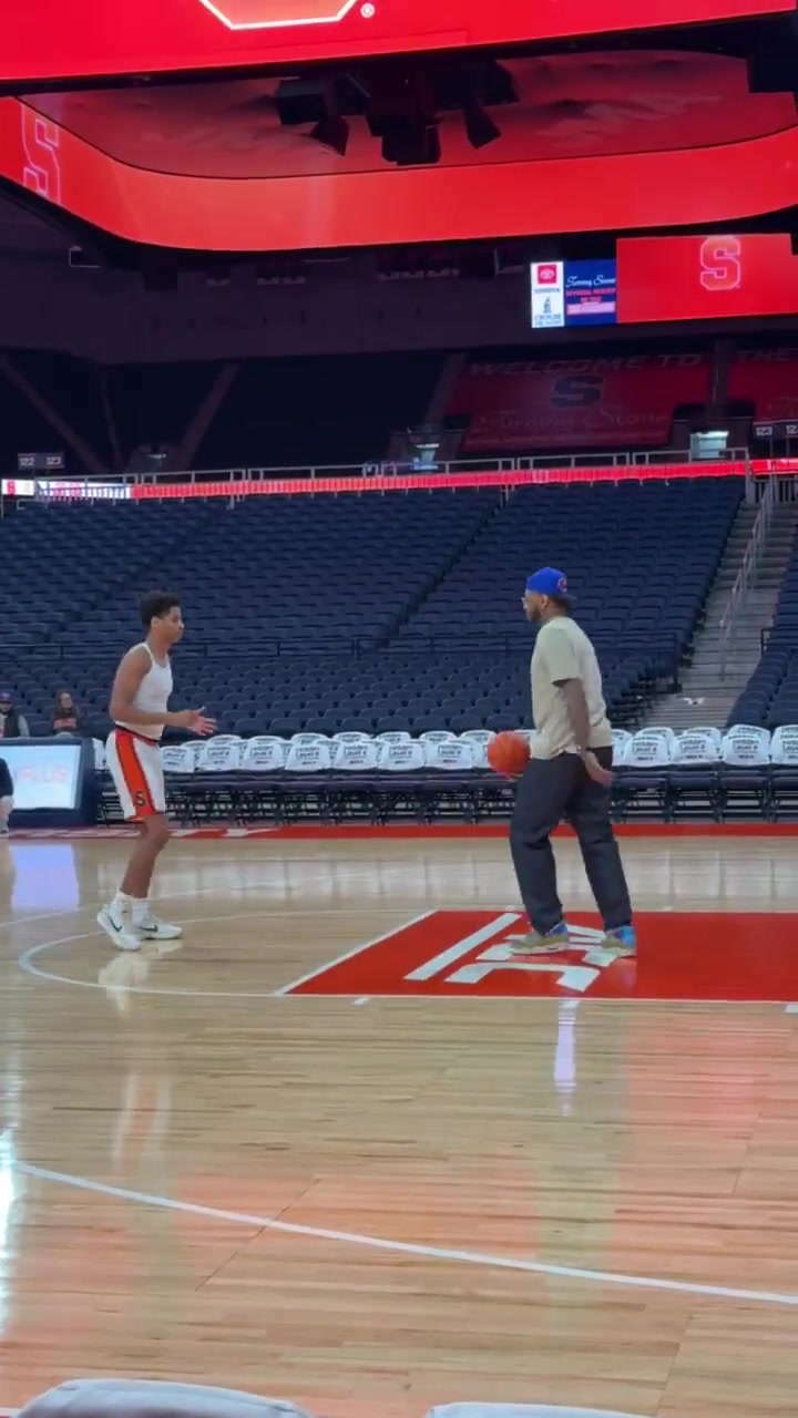 “老父亲的细心指导”瓜哥带基扬一起学习自己的无差别进攻技巧.