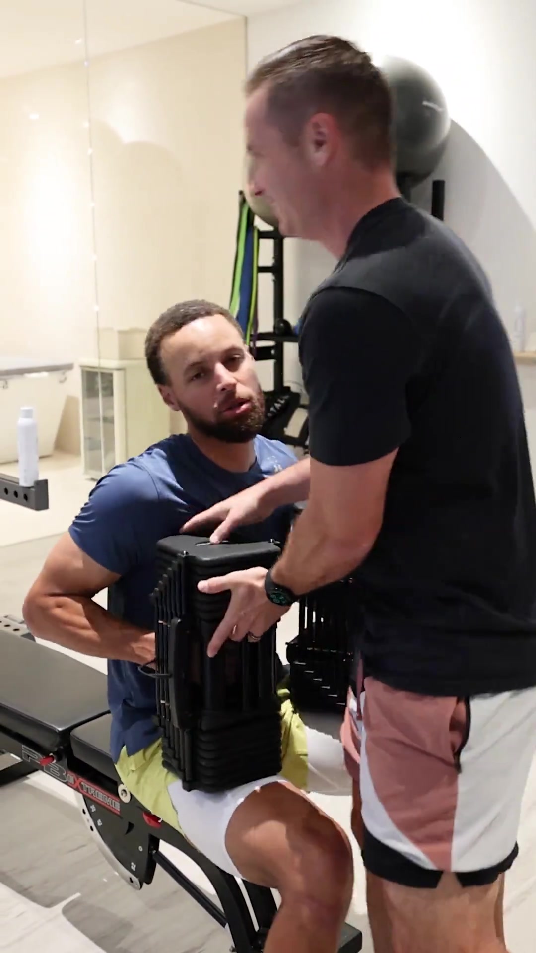 库里卧推这么强？！有人知道这个有多重吗？