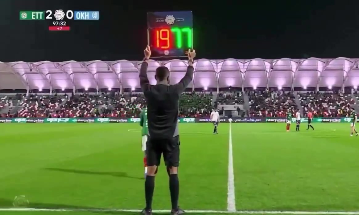 你还洗澡吗？球员刚被换上场，裁判就吹响终场哨声