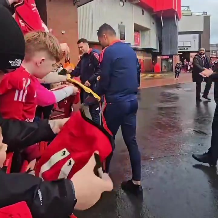 这是什么表情！曼联球迷：你喜欢加纳乔吗？卡塞米罗：‍