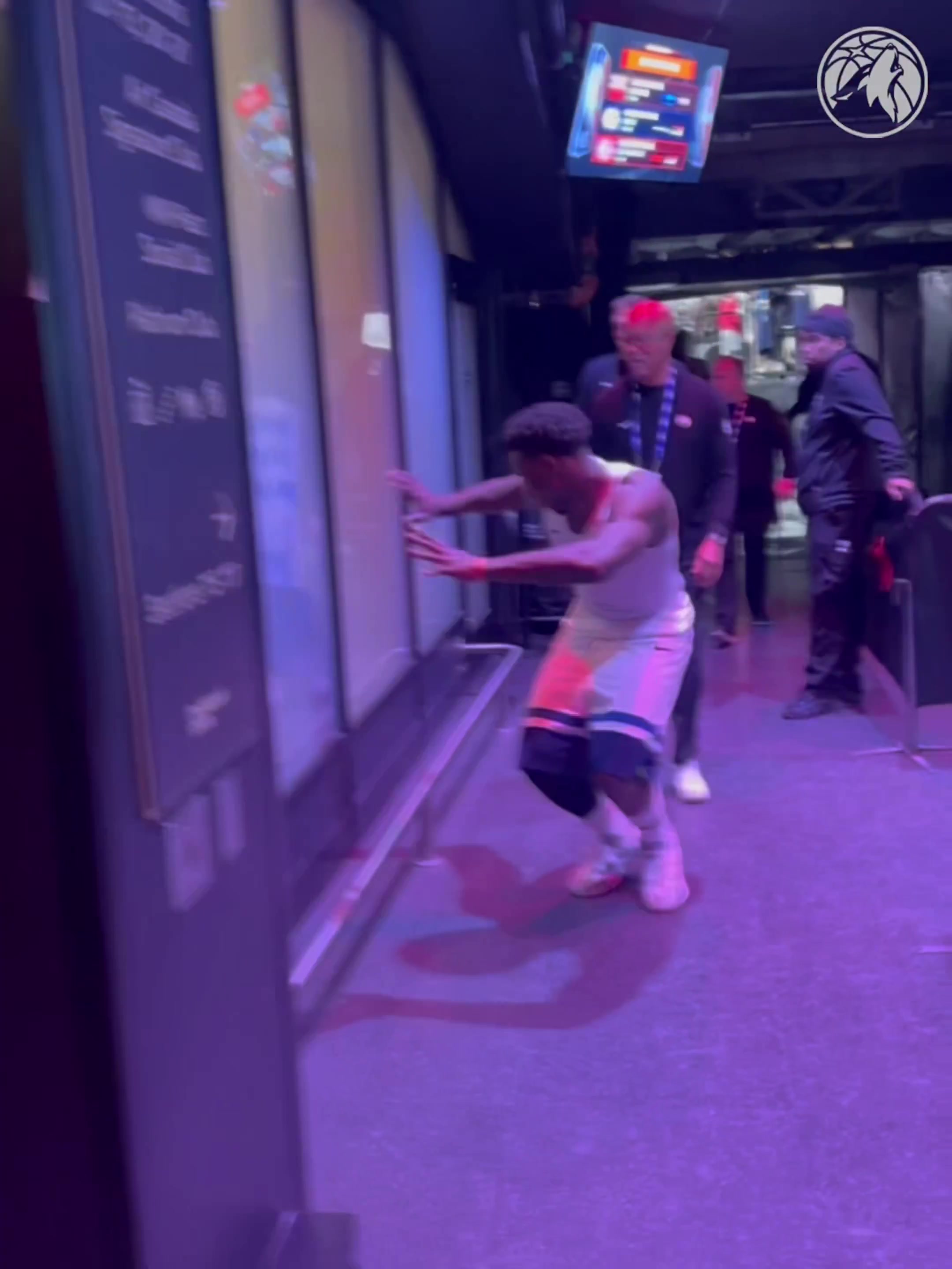 影响力！华子赛后不停喊着：李小龙去世后，第一次在猛龙主场赢球