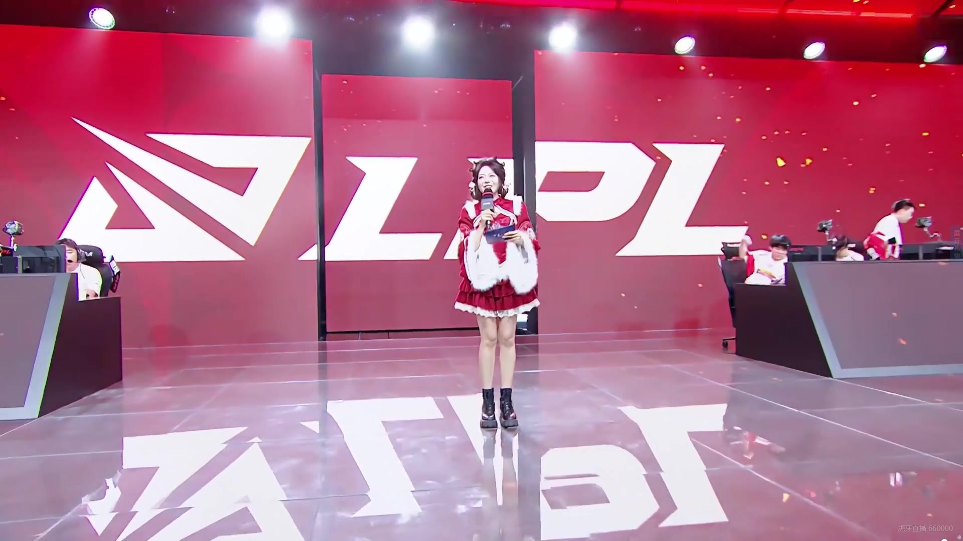 电竞春晚女主持人骆歆出场：喜庆红色+大白腿