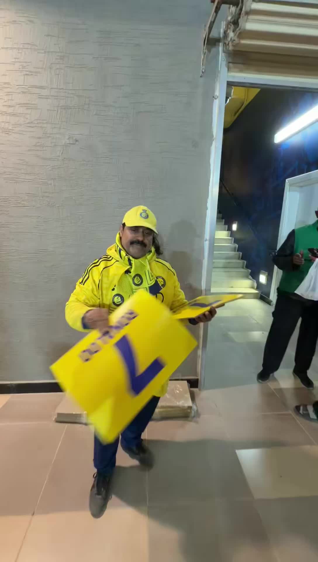 球迷入口处分发C罗7号标牌支持C罗