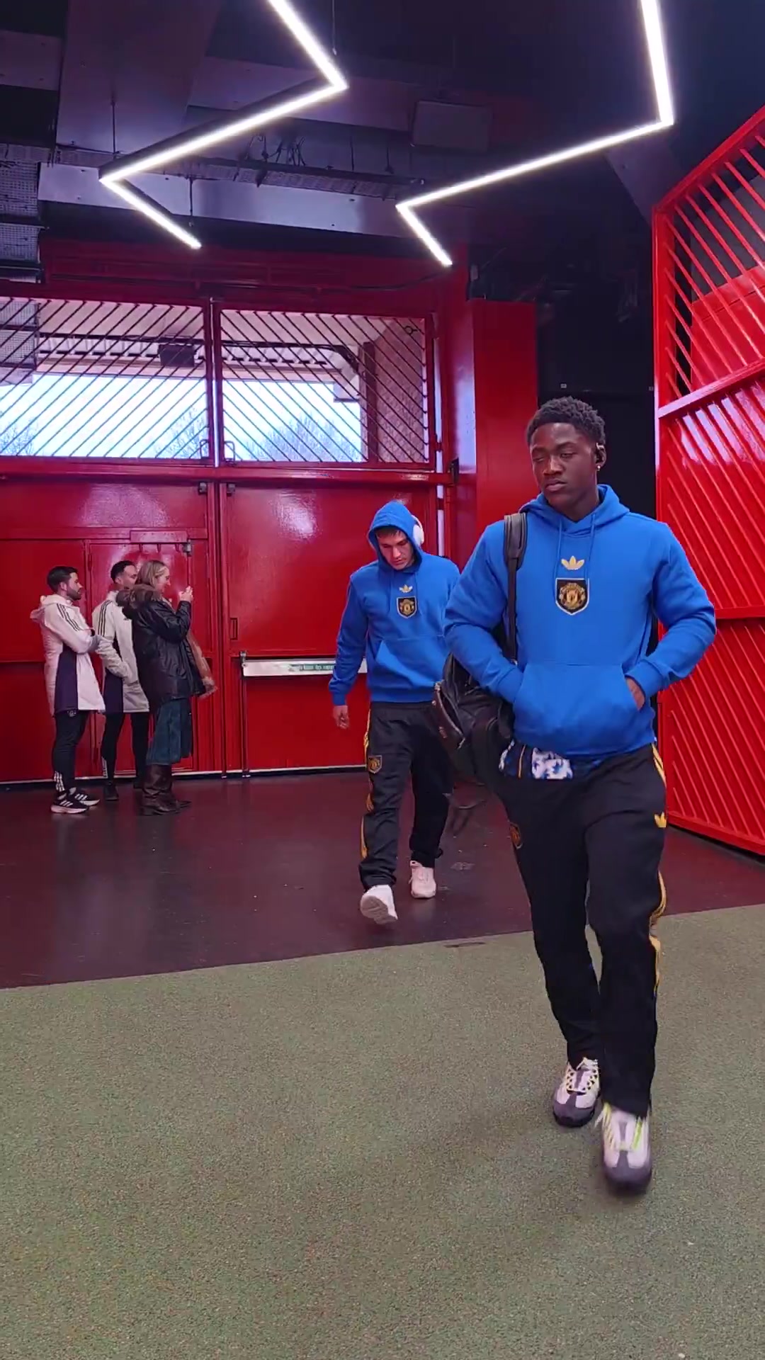 比赛日报到他们来了，卡里克率领球员抵达老特拉福德