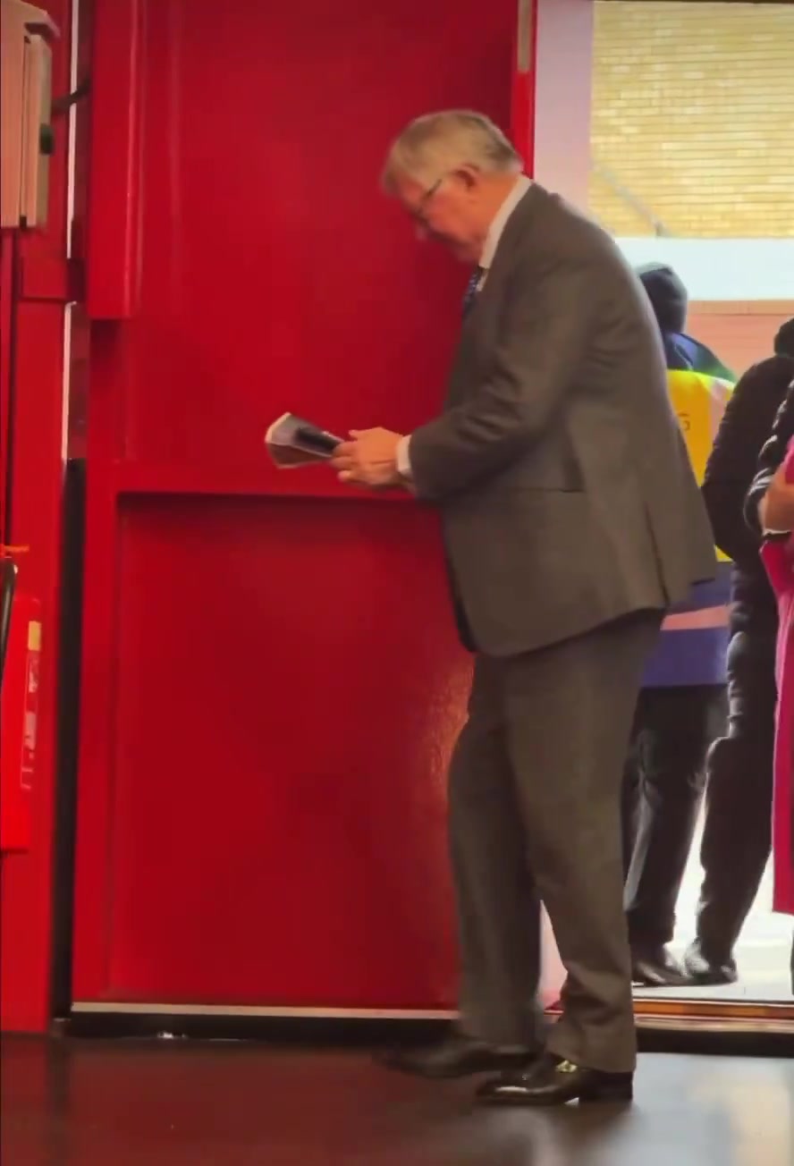 老爵爷也来了，希望今天曼联将胜利送给弗格森爵士