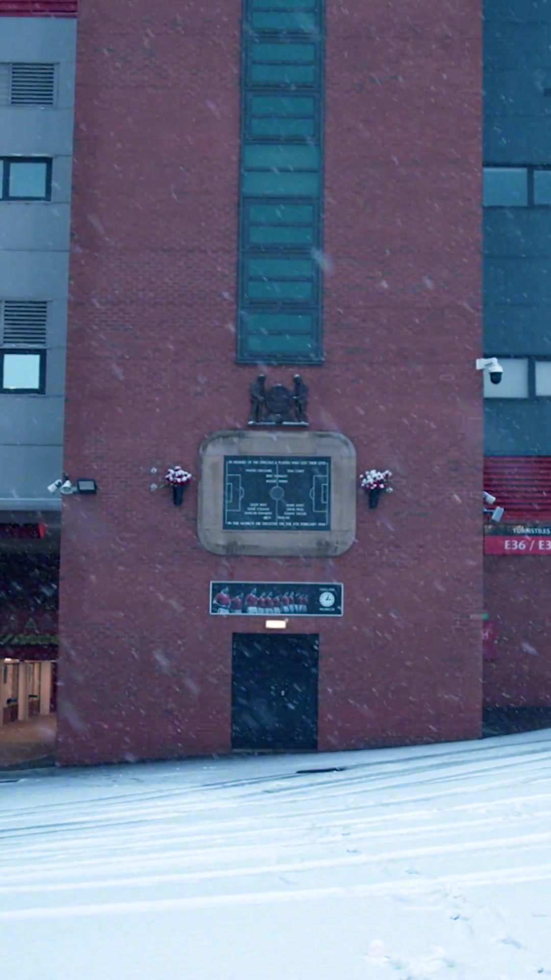 他们的精神永存，曼彻斯特之花永不凋零