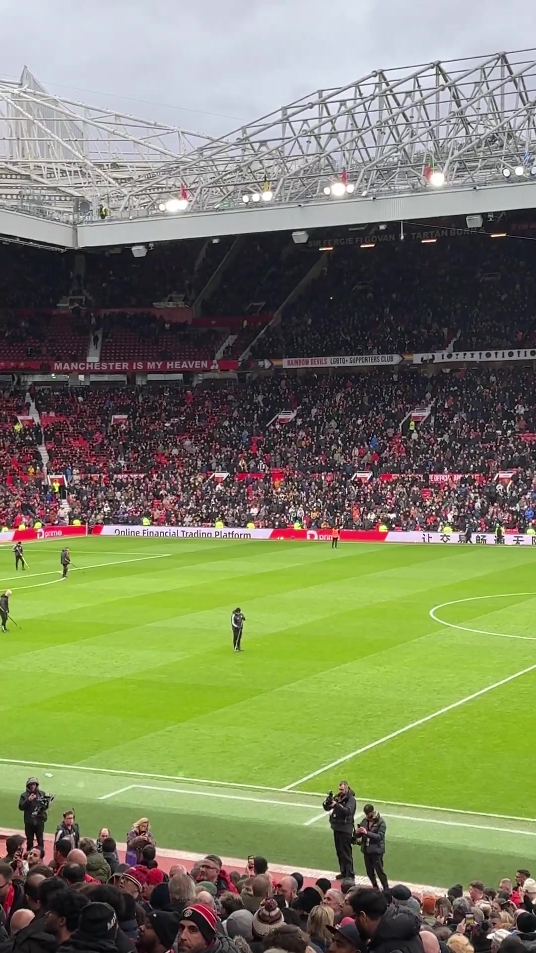 曼联球迷利特勒在老特拉福德展示他的世界飞镖冠军奖杯