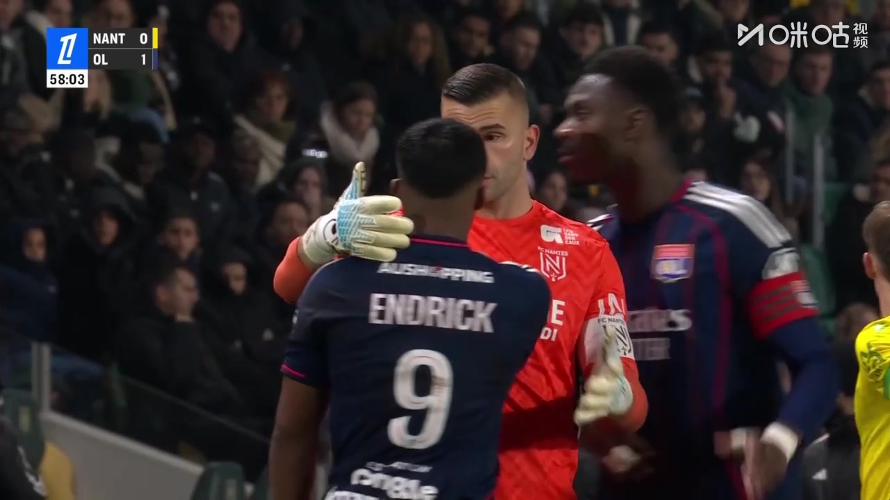 不冷静！恩德里克拼抢中背后踢倒对手直红离场！