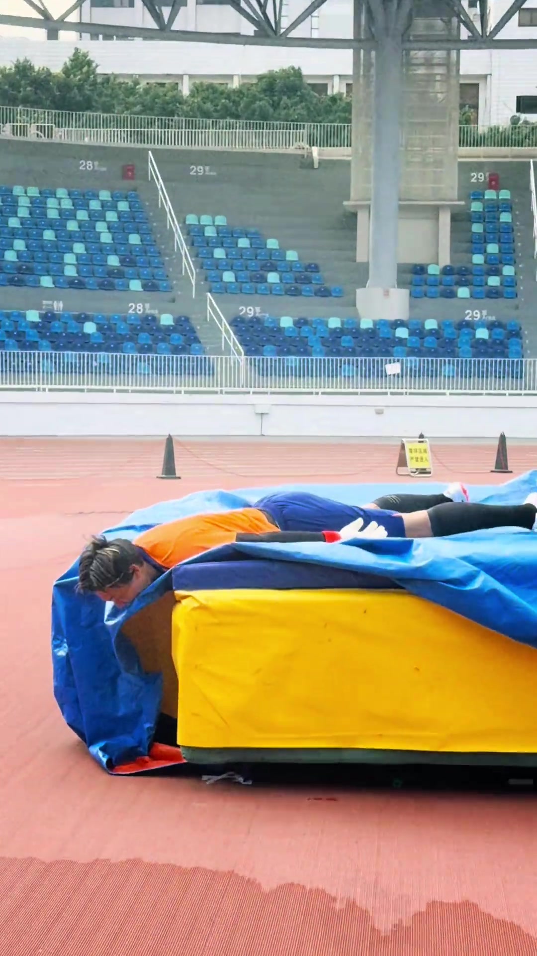 顽皮！王大雷社媒发布搞笑跳跃动作：笑能忘记痛