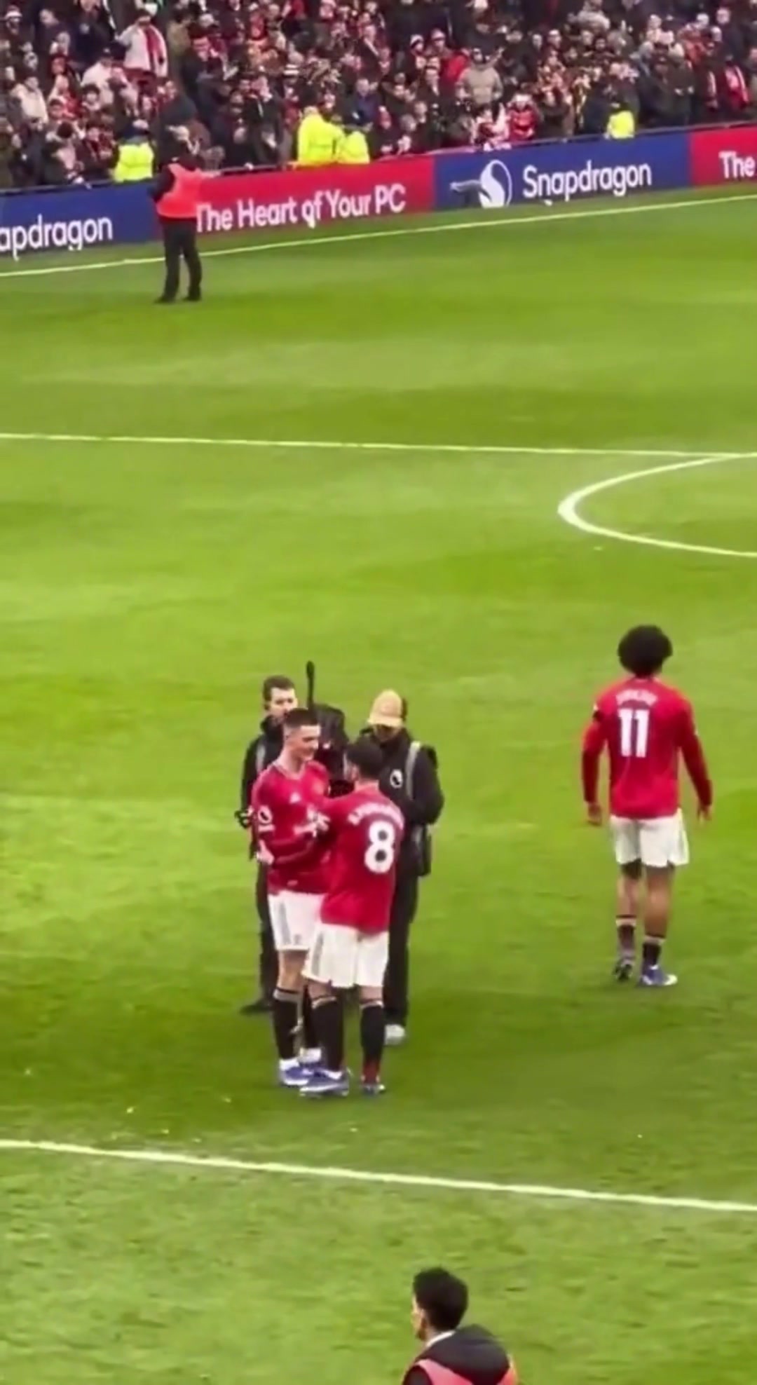 赛后B费对舍什科错过绝佳机会感到遗憾，然后开始指导他❤️