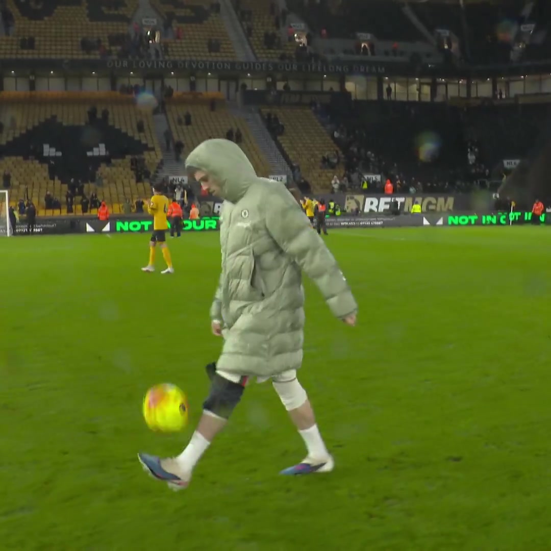 潇洒帅气！上演帽子戏法的帕尔默，边走边颠就把比赛用球拿回了家