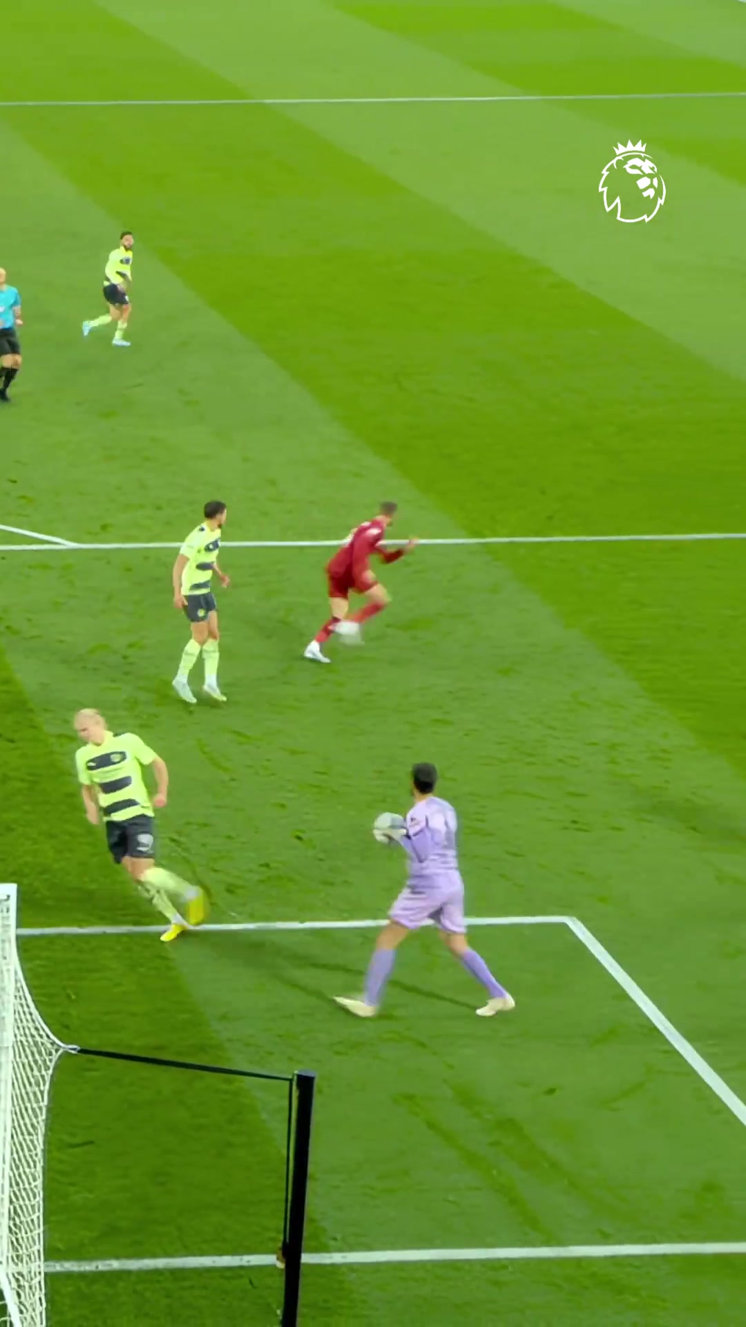 英超官方：进球原来这么容易？门将→前锋→球进了~