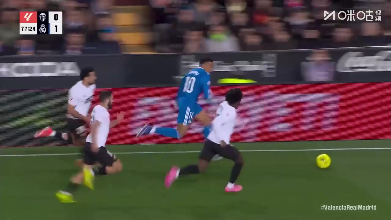 防不住！姆巴佩边路狂飙甩开三名后卫传中被没收！