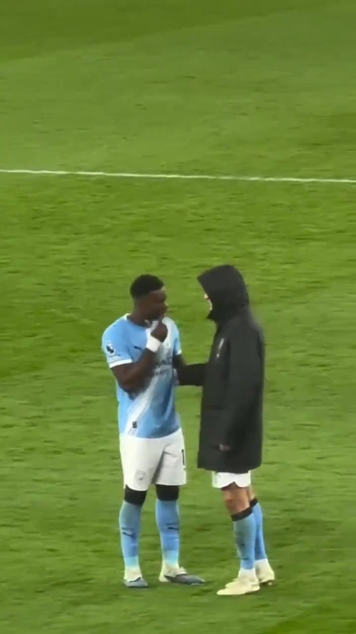 盖伊赛后不停比划，向胡桑诺夫确认是否安好