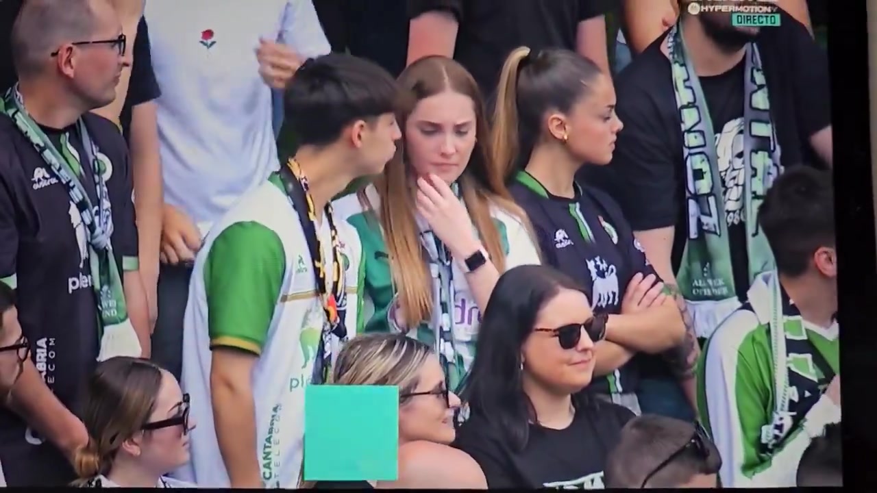 全球直播！男球迷强行索吻，谁知女朋友不给面子