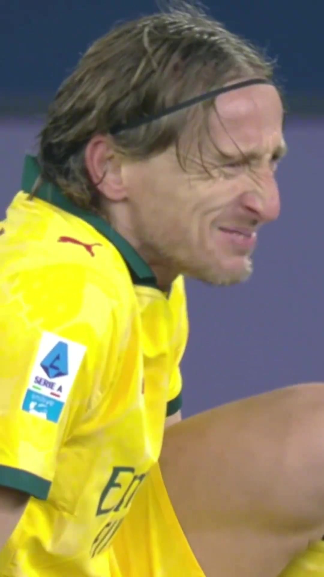 莫德里奇：新年快到了，给大家表演一个球鞋离家出走！