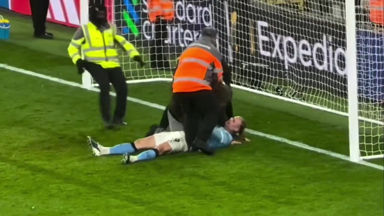 哈兰德看到发光的大脑袋，似乎以为主教练过来了！