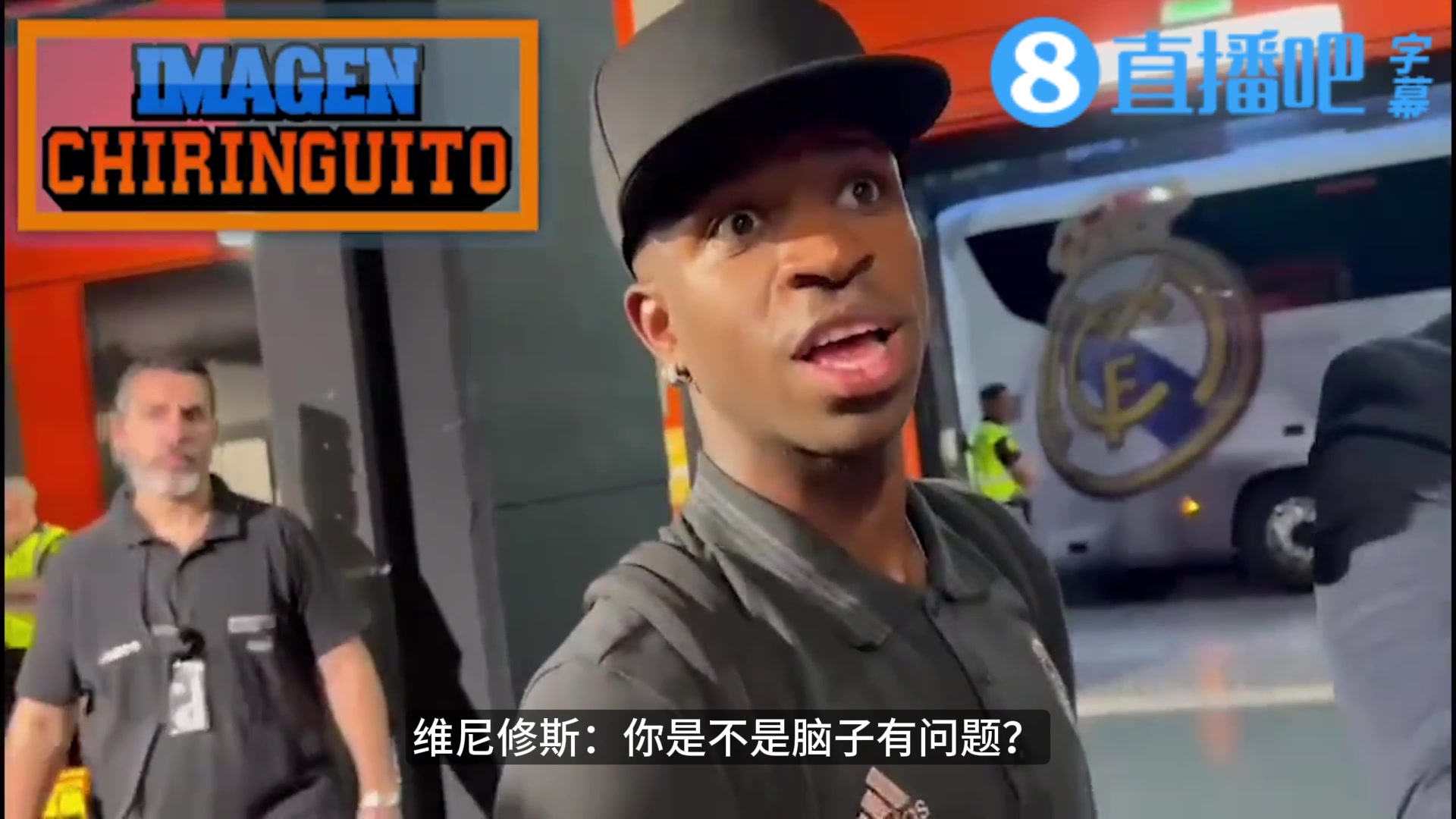 记者问维尼修斯是否会为“降级”手势道歉，维尼：你脑子有问题？