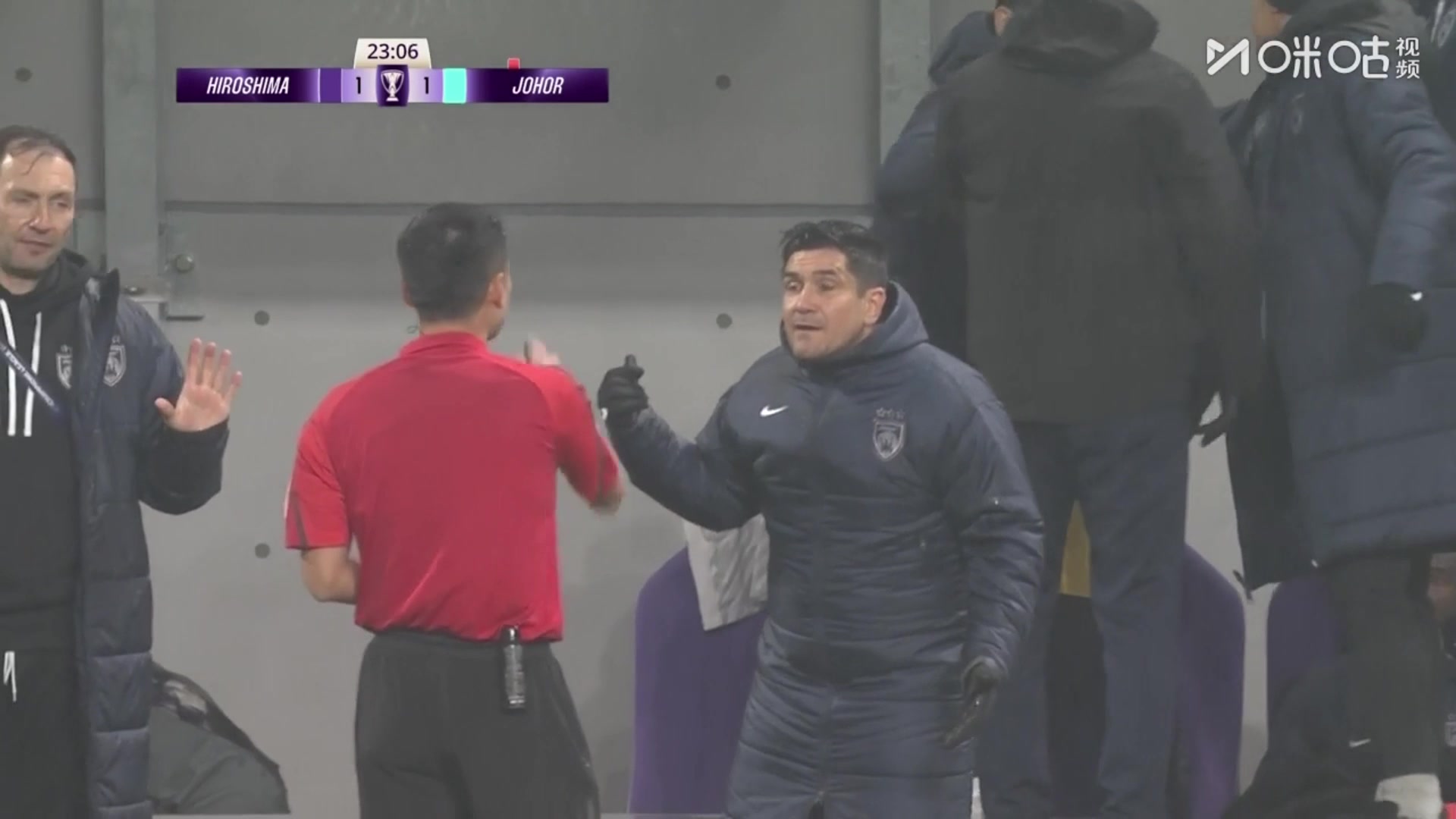 卡牌大师！柔佛替补席不满判罚抗议，马宁连发多张黄牌