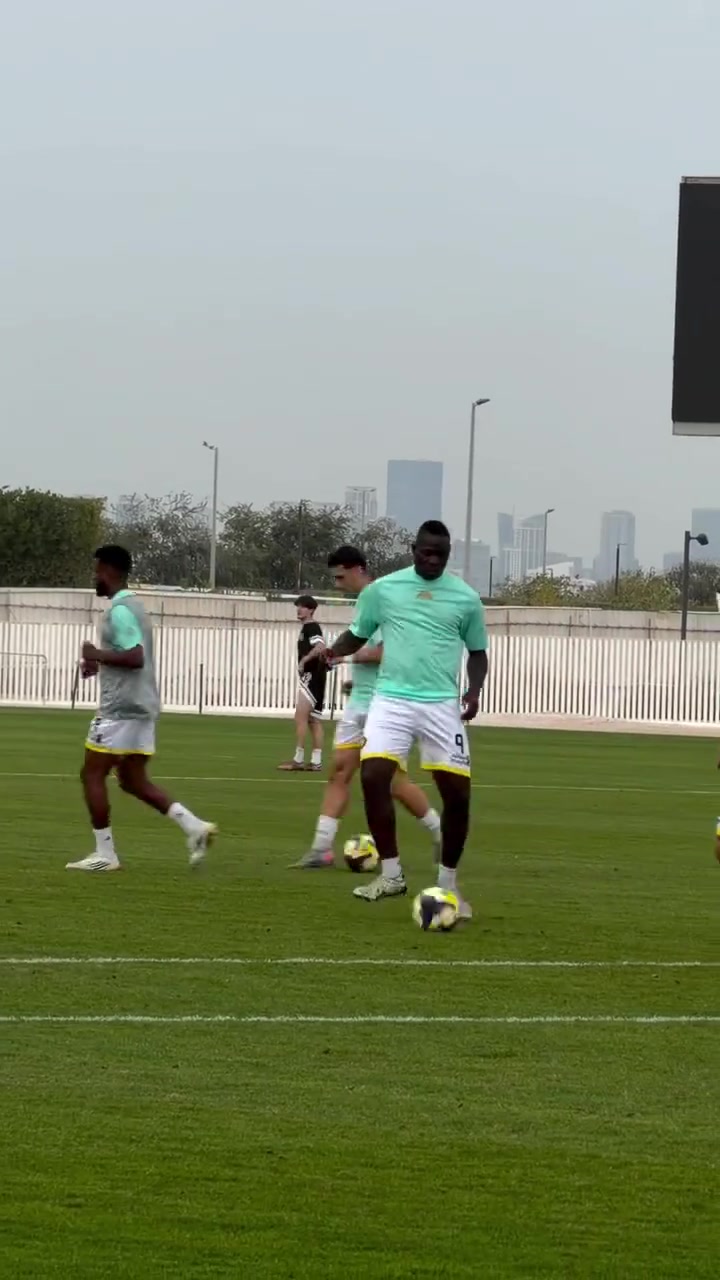 还能踢吗？35岁巴洛特利加盟阿联酋次级联赛伊蒂法克