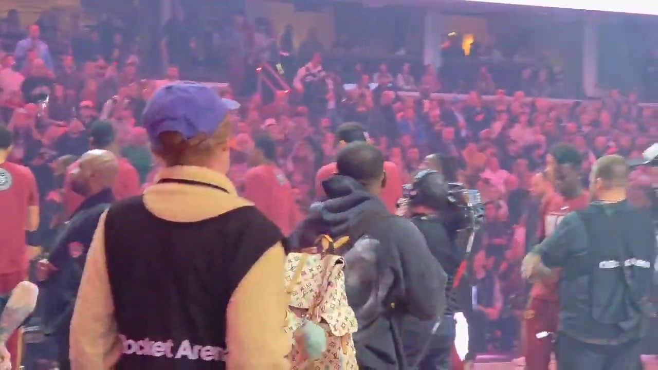 哈登作为骑士球员，首次在主场亮相！登场时，现场球迷一片欢呼！