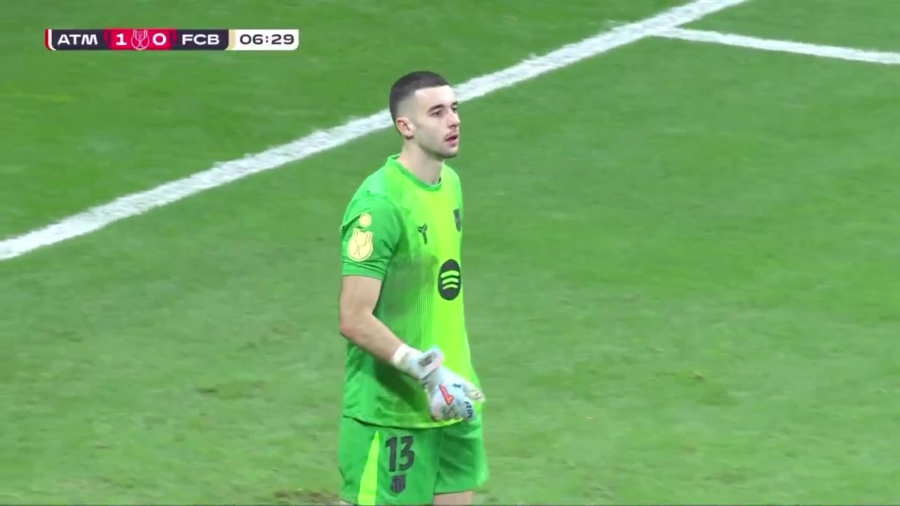 送超级大礼！门将加西亚接回传球直接漏进球门！