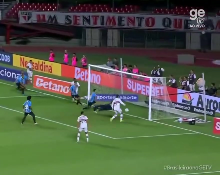 你比帕尔默还拉！巴甲圣保罗球员错失门前绝佳空门机会