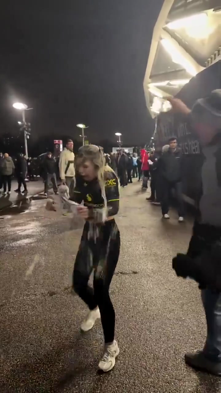 活该？曼联女网红举不雅标语拍视频，被路过的西汉姆球迷泼啤酒