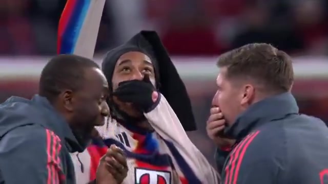 你小子还偷笑！奥利塞差点“袭击”了主教练孔帕尼