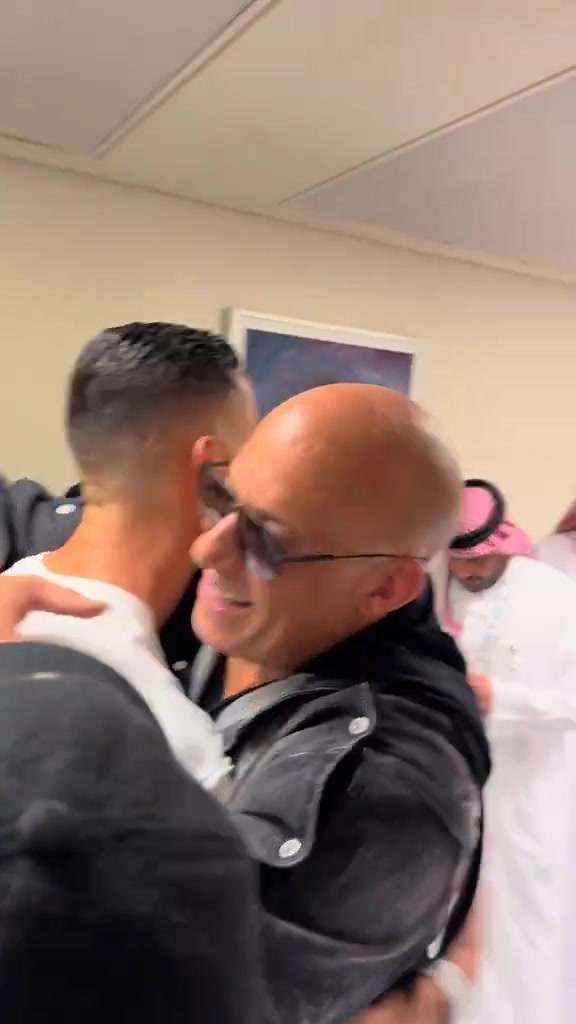 真要演“速度与激情”？C罗与范·迪塞尔热情拥抱聊天