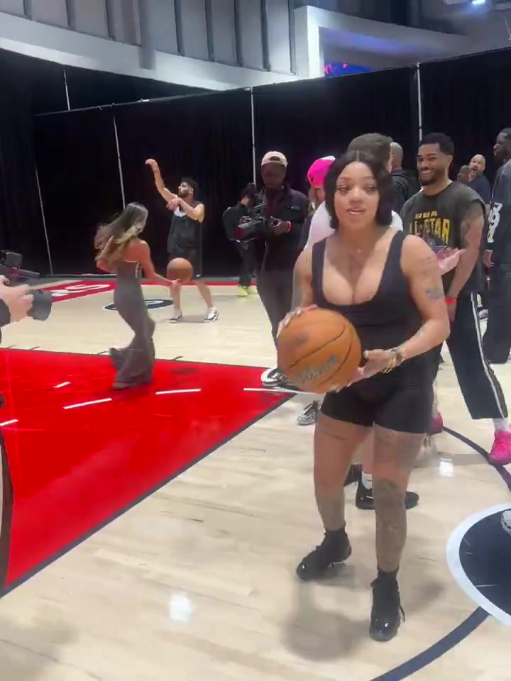 英格拉姆女友秀了一手神准三分！明天将参加全明星名人赛！