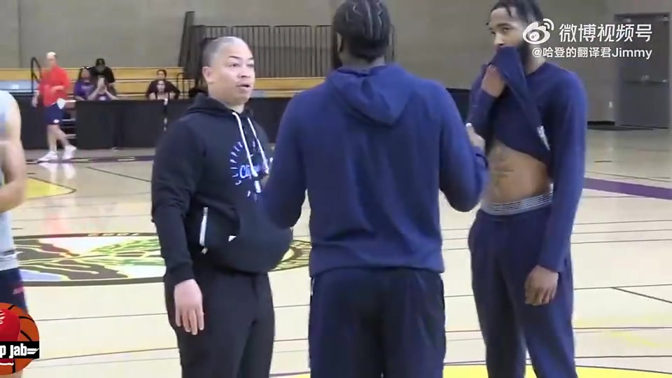 快船训练视频曾曝出：保罗觉得训练有问题，通过哈登转达给卢指导