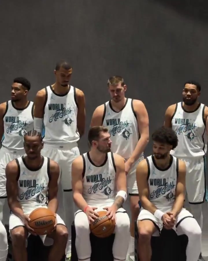 这胖子阴啊！世界队拍摄定妆照，约基奇从后面给东契奇来了一下，77回敬一个掏裆