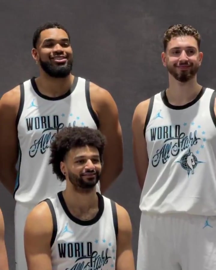 SGA和东契奇坐C位，文班亚马鹤立鸡群！世界队合影众星闪耀啊