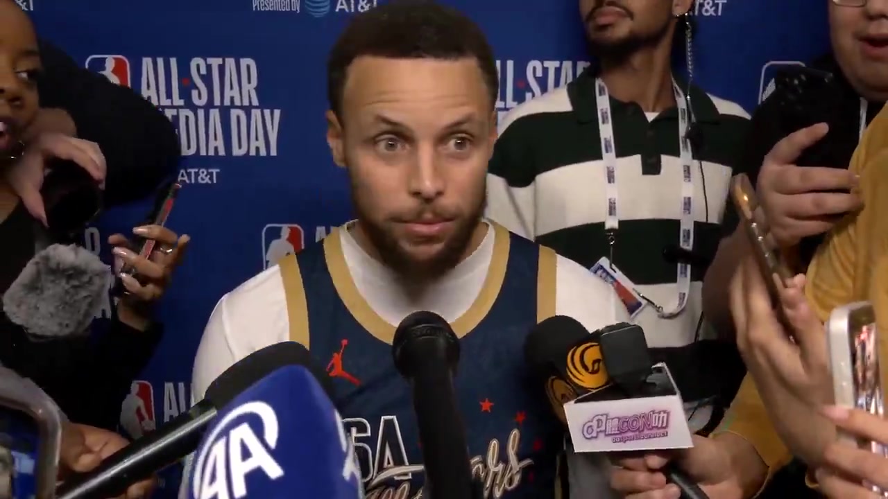 人气太高的烦恼！库里被记者围攻，来了一句：你们谁说了啥？