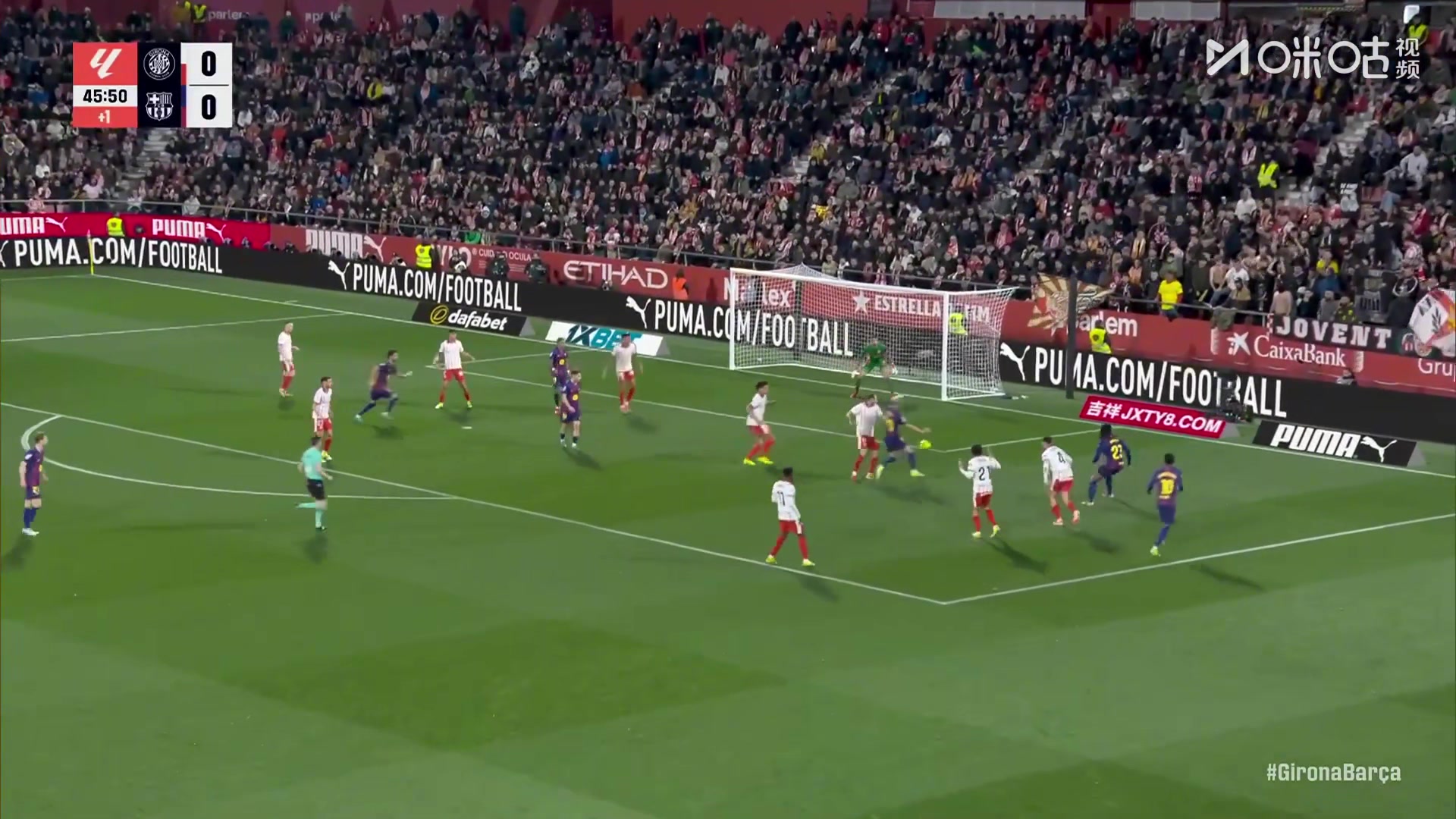 可惜啊！奥尔莫禁区内造点，亚马尔主罚点球打在立柱上