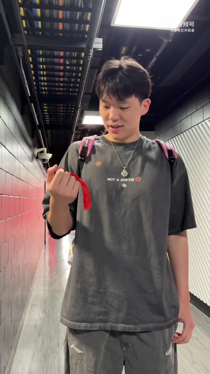 开拓者送中国结！瀚森：挂门上的我知道利拉德汉语发音标准啊