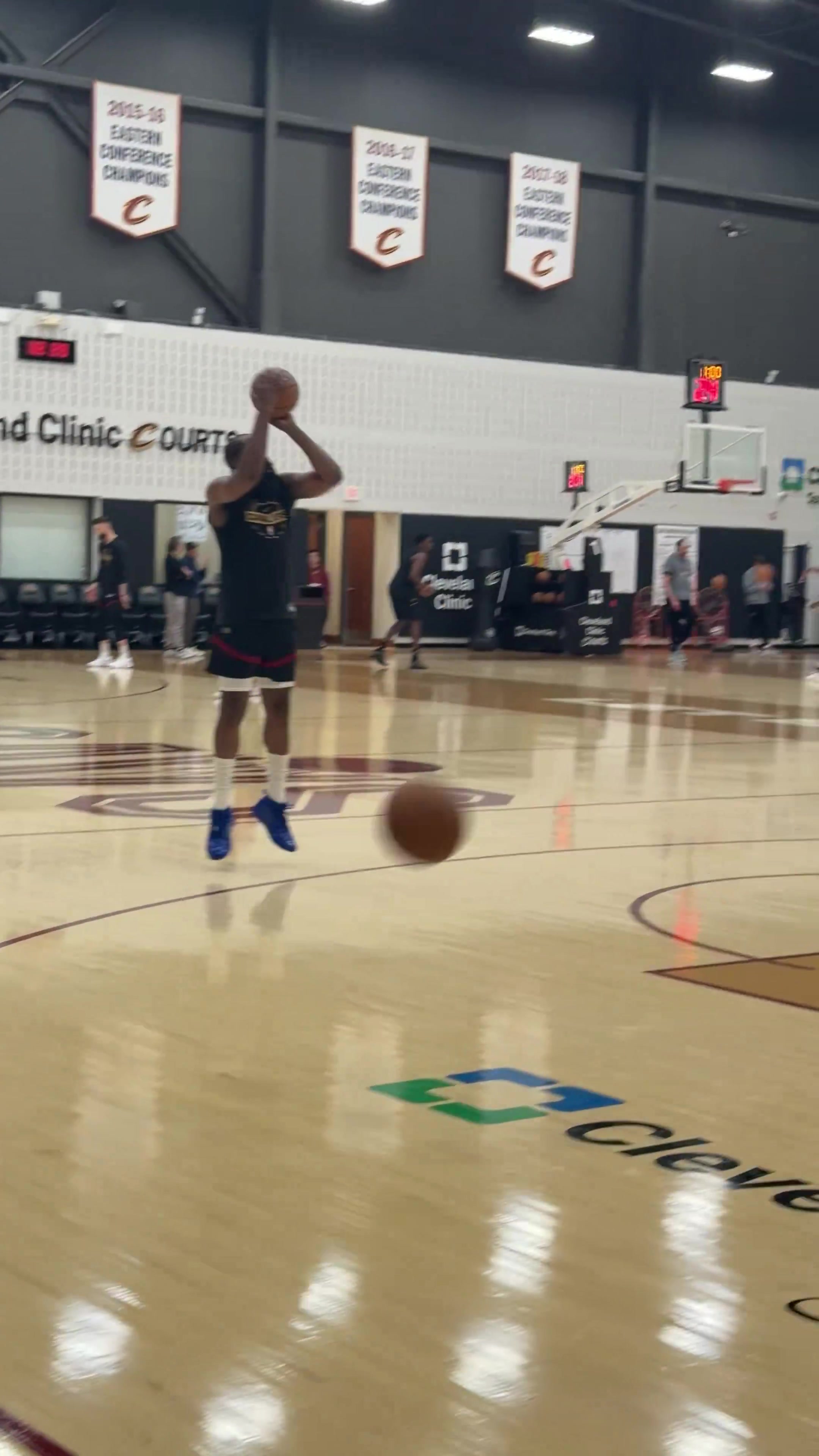 挥汗如雨哈登参加球队训练~45度的三分真准啊！